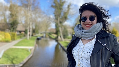 Laura Camilia Murcia vor einem Fluss