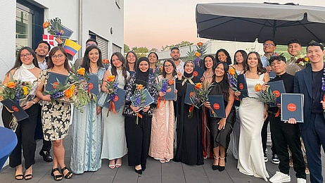 21 junge Pflegefachkräfte feiern ihr Examen